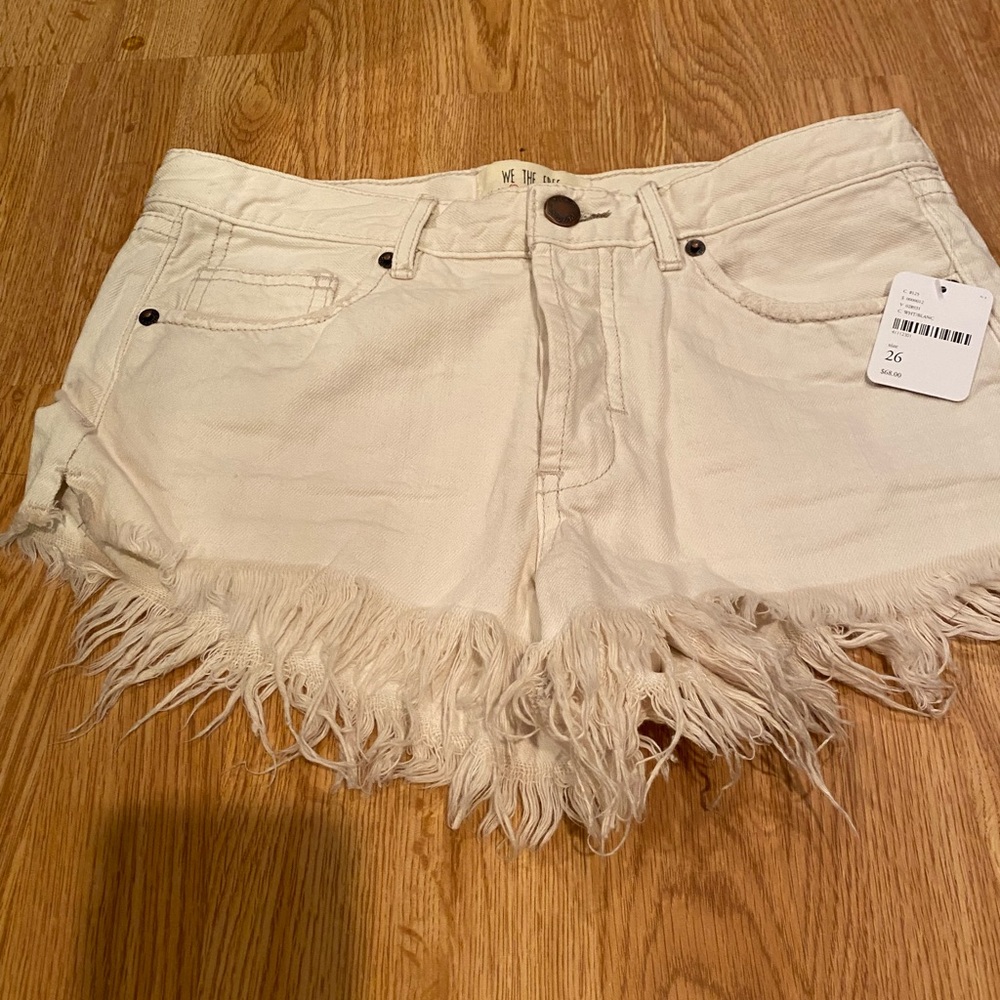 💙NWT FREE PEOPLE (WE THE FREE) Distressed Fringed Short Cut Offs!